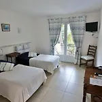 La Bastide Des Pins 3* Le Pradet
